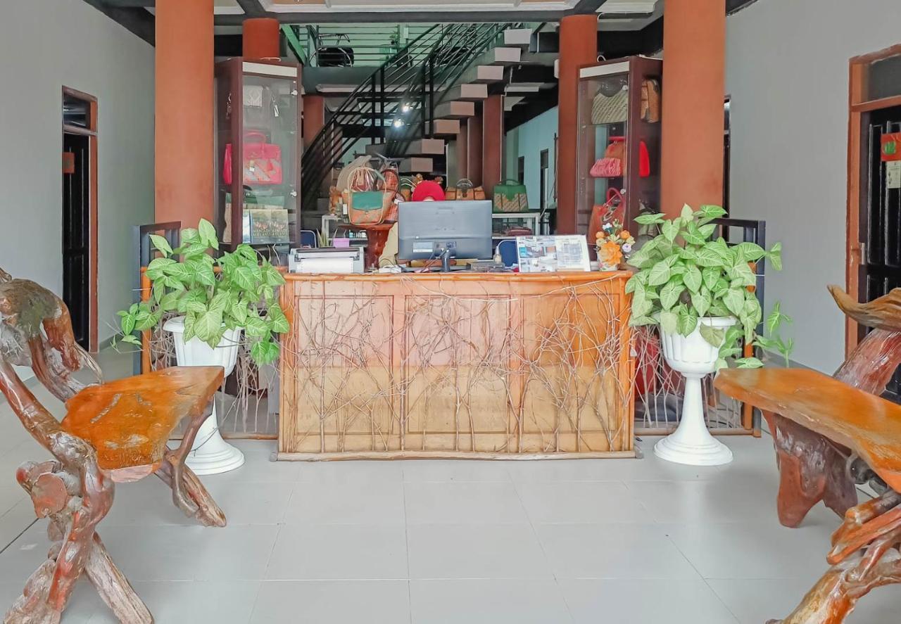 Urbanview Hotel Bagoes Sintang By Reddoorz Exterior foto