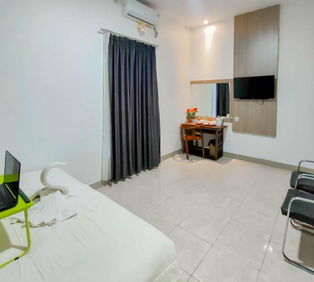 Urbanview Hotel Bagoes Sintang By Reddoorz Exterior foto