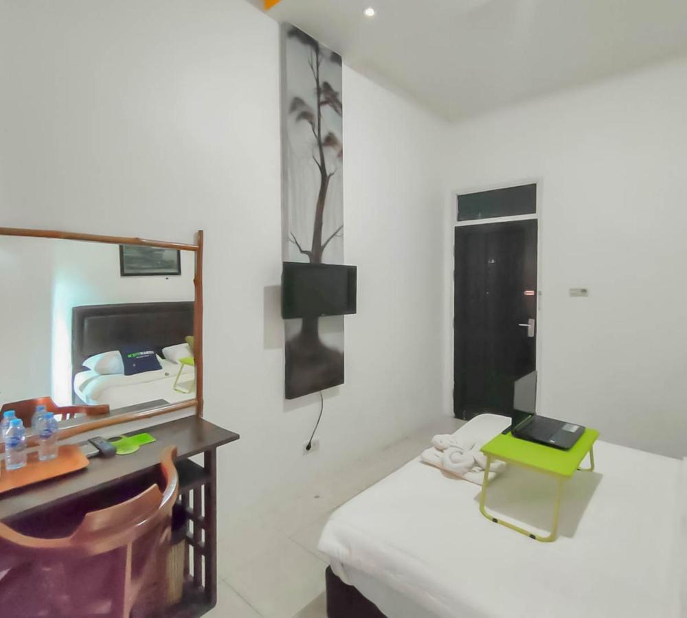 Urbanview Hotel Bagoes Sintang By Reddoorz Exterior foto